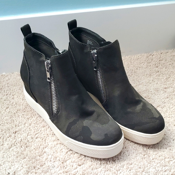 Steve Madden Black Dark Army Green Wedge Booties 8 EUC - Picture 2 of 14